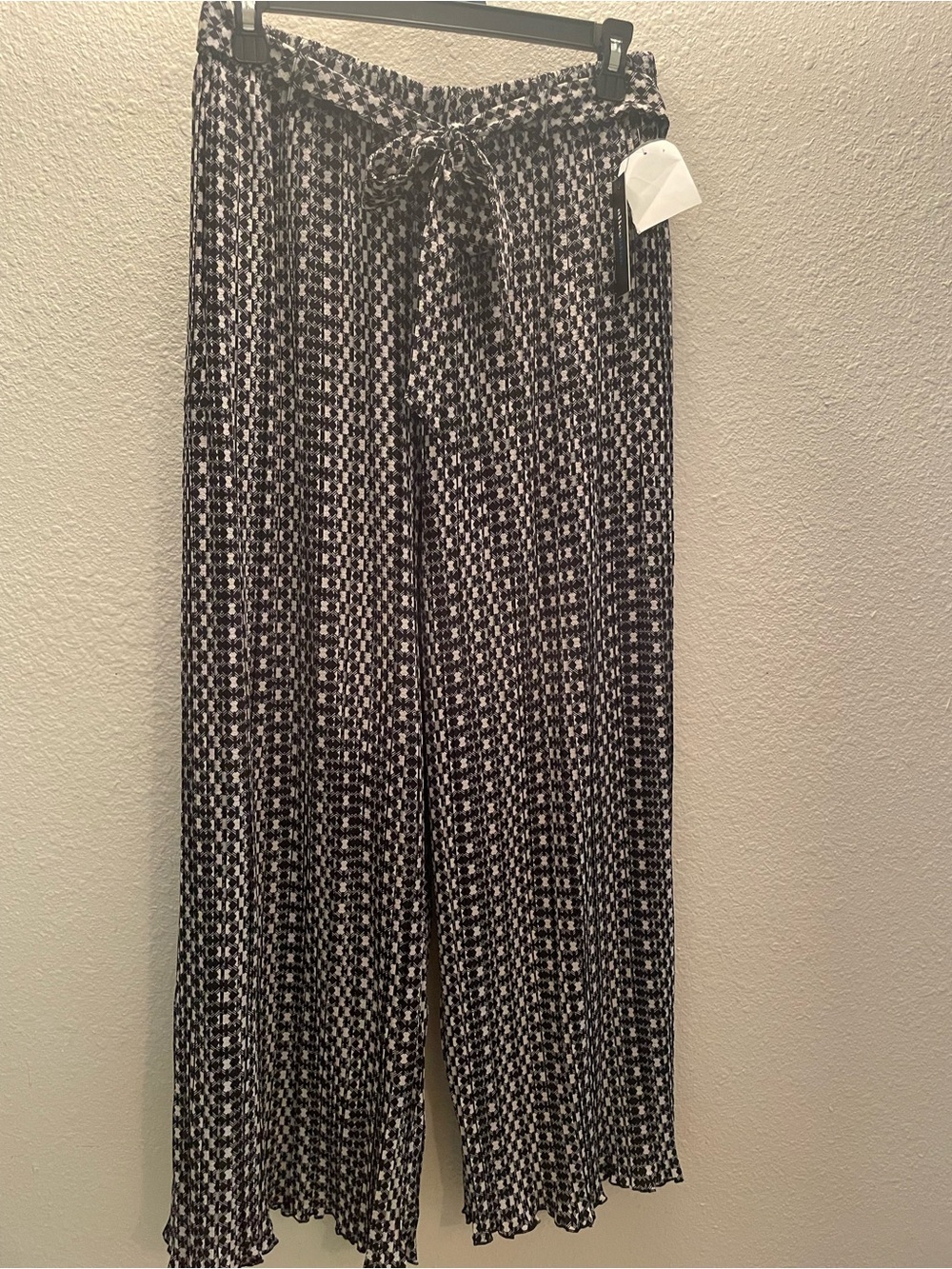 Alice Blue  Stitch Fix Pleated Black and White Houndstooth Wide Leg Pants